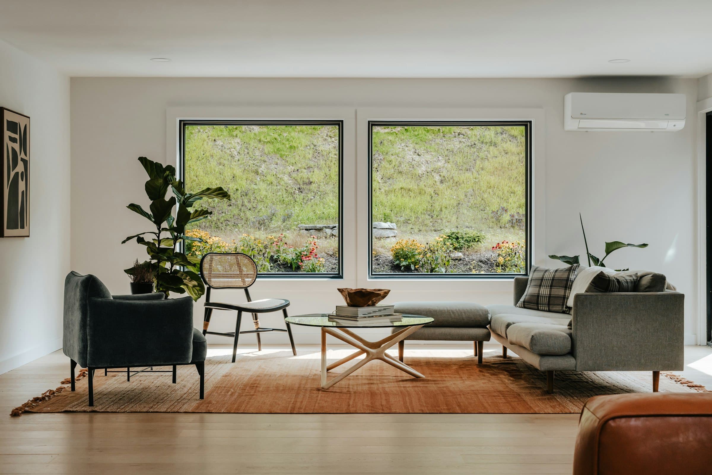 Tiszta, klimatizált modern nappali fali split klímával